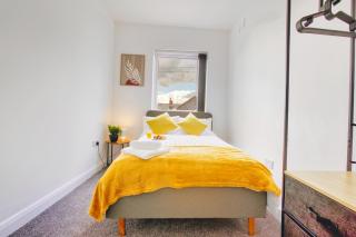 Modern 3-Bed Home Sleeps 6 with Parking & Fast WiFi Perfect for Contractors & Long Stays - 6