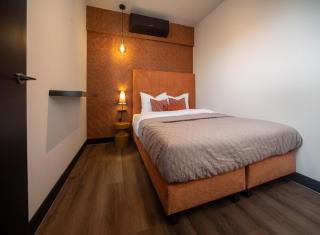 De Oranjestad - In de winkelstraat - 2