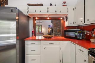 Spacious 4 Bedroom with AC Dog Friendly - 2