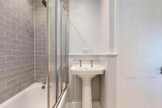 Chic 2-Bed with Patio-10 min Walk to Clapham Tube - 6