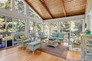 Fire Pit Sun Room Central AC and Games - 7