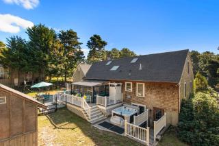 Hot Tub Sauna Ping Pong Table Treehouse and Fire Pit - 0