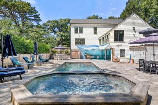 Luxurious Escape Pool Hot Tub Game Room - 0
