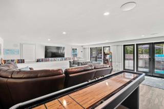 Luxurious Escape Pool Hot Tub Game Room - 7