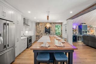 Luxurious Escape Pool Hot Tub Game Room - 8