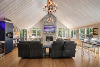 Luxurious Escape Pool Hot Tub Game Room - 5