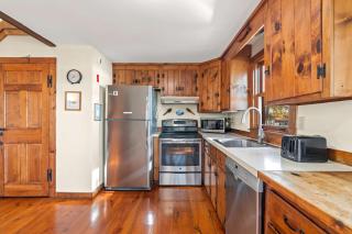 Waterfront on Swan Pond with Kayaks - 8