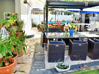Le Sable Bleu - Évasion tropicale - Idéal Couples & Familles - PLAGE 5min - Piscine - Parking privé - Logement climatisé - Vue sur les palmiers - Restau snack familial sur place - 4
