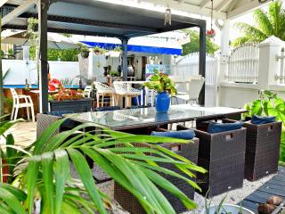 Le Sable Bleu - Évasion tropicale - Idéal Couples & Familles - PLAGE 5min - Piscine - Parking privé - Logement climatisé - Vue sur les palmiers - Restau snack familial sur place - 3