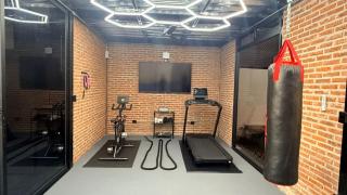 Modern Central 1 Bedroom Guesthouse -Bikes - Huge Patio - Gym - Pickleball Court - 8