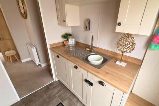 Meadows 33 Hot tub - Southview Holiday Park - 4