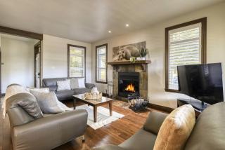 Lovely Chalet with Hot Tub, Sauna & Billiard - 1