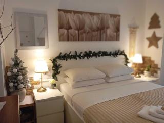 Cozy Apartment with Private Courtyard , Near Syngrou-Fix Metro Station - 9