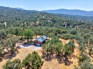 Yosemite Lookout Lodge w/ hot tub, firepits, game room, and more - 3