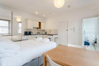 Modern West Ken Studio Retreat - 5