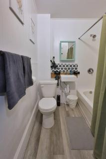 Private Balcony View Riverside Walk Prime Downtown - 7