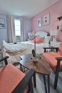 Private Balcony View Riverside Walk Prime Downtown - 5