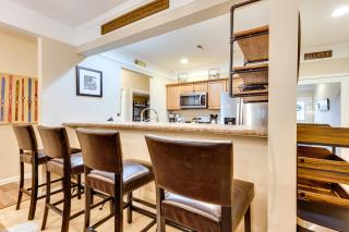 Relaxing Lincoln Condo with Fireplace and Shuttle - 5