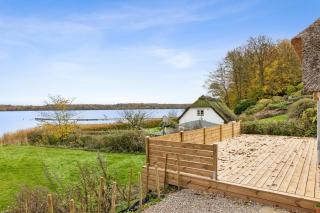 Stråtækt feriehusidyl ved vandet - 1