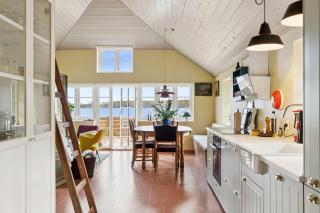 Stråtækt feriehusidyl ved vandet - 2