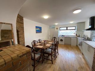 The Bridgend 4-Bed Work Retreat - 3