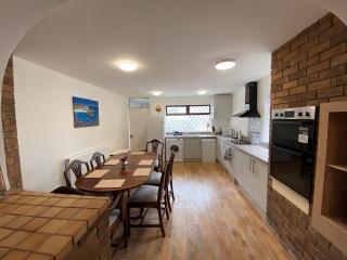 The Bridgend 4-Bed Work Retreat - 2