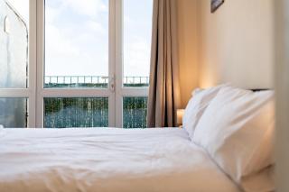 Stylish 2 Bed Flat with Free Parking near Harbour - 7