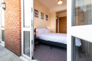 Stylish 2 Bed Flat with Free Parking near Harbour - 5