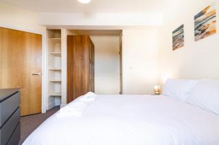 Stylish 2 Bed Flat with Free Parking near Harbour - 3