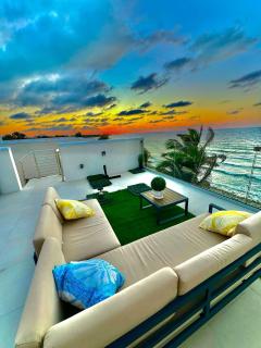 Oceanfront Rooftop luxury 2B2B residency pool beach in North Side, Grand Cayman - 8
