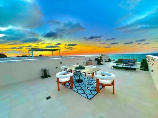 Oceanfront Rooftop luxury 2B2B residency pool beach in North Side, Grand Cayman - 7