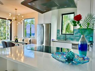 Oceanfront Rooftop luxury 2B2B residency pool beach in North Side, Grand Cayman - 3