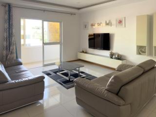 Spacious 3-bdr apt seafront, exterior pool - LCGR - 0