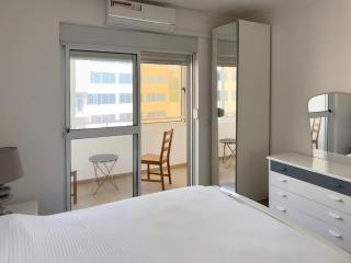 Spacious 3-bdr apt seafront, exterior pool - LCGR - 3