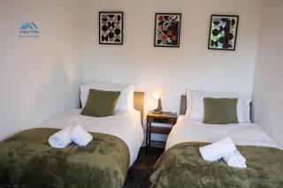 The Pines Villa 1 , Brand New 3BR , Home Cinema, Games & EV , Parking for 4 , Sleeps 10 - 6