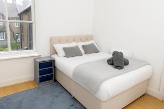 Modern 3-Bed Home Parking-15min to Central London - 9