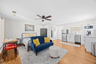 Charming Studio Stay in Vibrant Highlands Area - 4