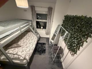 Cosy home with parking sleeps 5 near Centre & Bay - 8