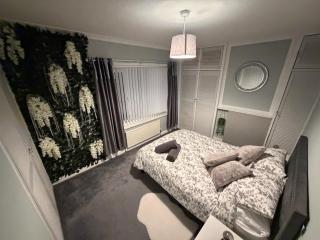 Cosy home with parking sleeps 5 near Centre & Bay - 0