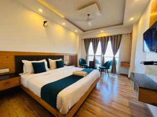 PR Wood Hotel & Resort - Rooftop Cafe ! Terrace ! Mountain View with Balcony Rooms - 8