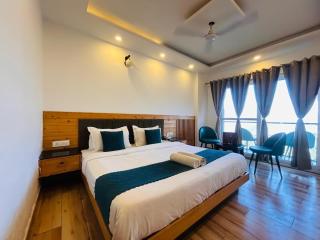 PR Wood Hotel & Resort - Rooftop Cafe ! Terrace ! Mountain View with Balcony Rooms - 4