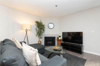 Hollywood Luxe 2BR Apartment with Rooftop Pool and Breathtaking Views - 5