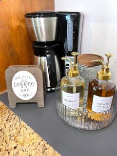 2 whole houses, Fire pit, Game room, feel at home. - 4