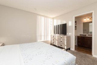 2BR Hollywood Apt with Rooftop Pool & Stunning Views - 5