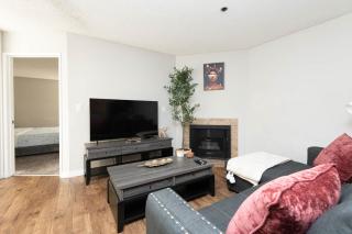 2BR Hollywood Apt with Rooftop Pool & Stunning Views - 6