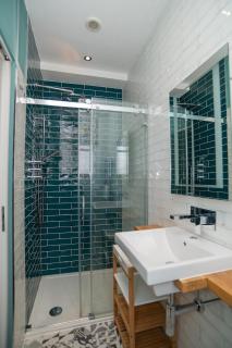 Stylish Apartment with Balcony, Views and Parking - 4