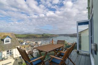 Stylish Apartment with Balcony, Views and Parking - 2