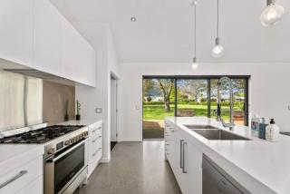 Spacious Contemporary 4-Bedroom Lake Hayes Escape - 9