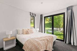 Spacious Contemporary 4-Bedroom Lake Hayes Escape - 1