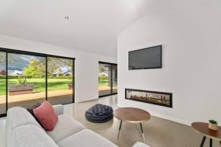 Spacious Contemporary 4-Bedroom Lake Hayes Escape - 4